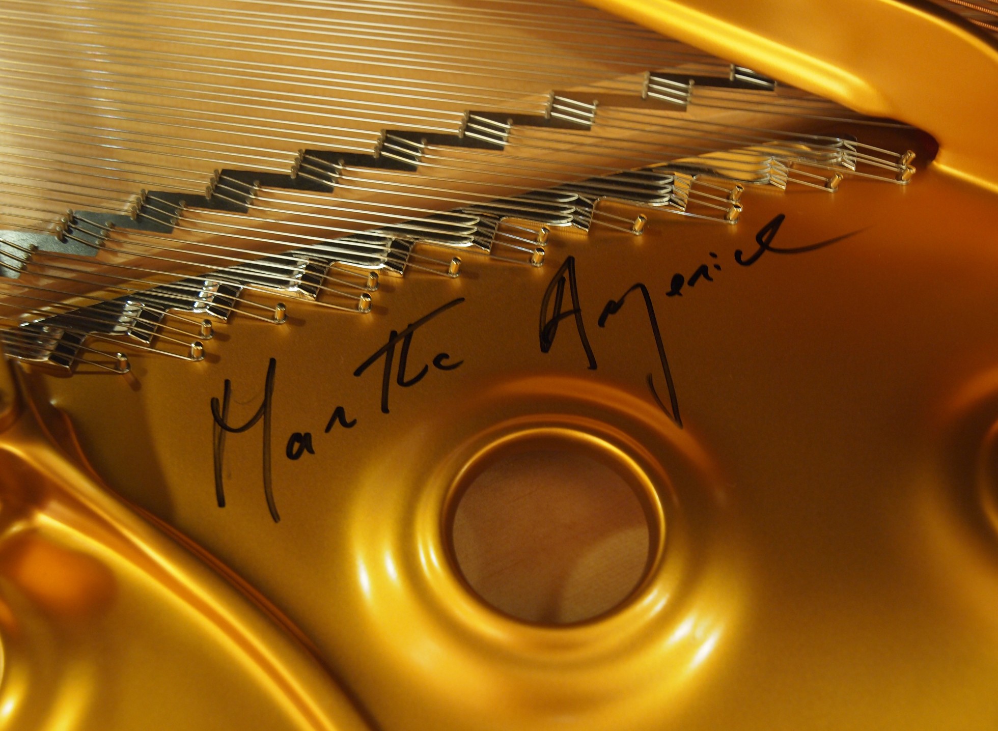 マルタ・アルゲリッチ　サイン色紙 マルタ・アルゲリッチ エディション」のご案内 - Steinway & Sons